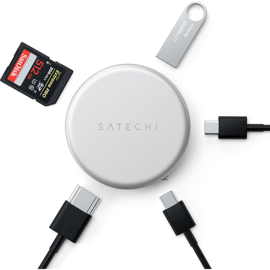 Ein Satechi OntheGo 5-in-1-Multiport-Adapter (silber) von Satechi ist umgeben von einer 512-GB-SD-Karte, einem USB-Stick und drei verschiedenen Kabeln, die an seine Anschlüsse angeschlossen sind.