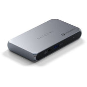 Ein eleganter, rechteckiger Satechi Thunderbolt 4 Slim Hub Pro in Space Grau mit sichtbaren Anschlüssen und Satechi-Logo an der Seite wird vor einem schlichten weißen Hintergrund präsentiert – ideal, um die Anschlussmöglichkeiten zu erweitern und Ihren Arbeitsplatz übersichtlicher zu gestalten.