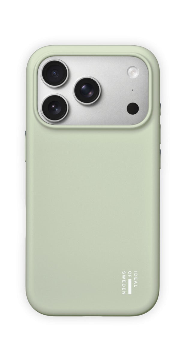 Eine Silikonhülle von Ideal of Sweden mit MagSafe in der Farbe „Sage Green“, die für das iPhone 17 Pro/18 Pro entwickelt wurde, ist auf einem iPhone mit drei Rückkameras und einem Blitz zu sehen, von hinten betrachtet. In der unteren rechten Ecke dieser skandinavisch inspirierten Handyhülle steht die Aufschrift „IDEAL OF SWEDEN“.
