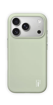 Eine Silikonhülle von Ideal of Sweden mit MagSafe in der Farbe „Sage Green“, die für das iPhone 17 Pro/18 Pro entwickelt wurde, ist auf einem iPhone mit drei Rückkameras und einem Blitz zu sehen, von hinten betrachtet. In der unteren rechten Ecke dieser skandinavisch inspirierten Handyhülle steht die Aufschrift „IDEAL OF SWEDEN“.