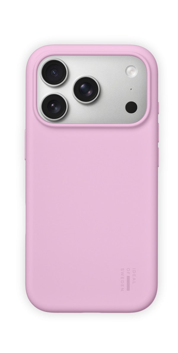 Ideal of Sweden markalı, MagSafe özellikli pürüzsüz Bubblegum Pink silikon kılıf, üç kamera merceği ve bir flaşa sahip bir iPhone 18 Pro’yu kaplamaktadır. Kılıfın sağ alt köşesinde küçük harflerle kabartmalı bir yazı bulunmakta olup, resimde cihazın arka görünümü gösterilmektedir.