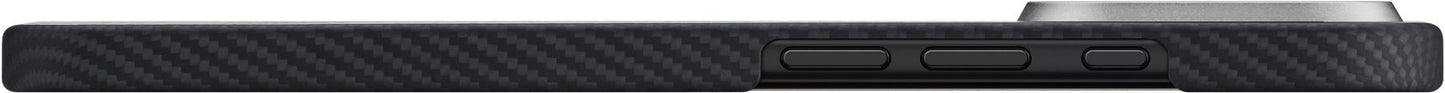 Nahaufnahme der Seitenansicht der PITAKA Aramid Ultra Slim Case für das iPhone 17 in Schwarz, die sich durch ein ultradünnes Design aus Aramidfasern mit drei Seitentasten und einem hervorstehenden Kameramodul auf der rechten Seite auszeichnet und von PITAKA für erstklassigen Schutz entwickelt wurde.