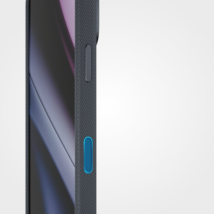 Nahaufnahme der Seitenansicht der „Epico SolidWoven Pro Case für iPhone 17 Pro/18 Pro – Schwarz“ von Epico, die sich durch eine dunkle, strukturierte Oberfläche mit blauen und grauen Tasten auszeichnet und den Bildschirm teilweise freigibt, auf dem abstrakte Farben vor einem schlichten, hellen Hintergrund zu sehen sind.