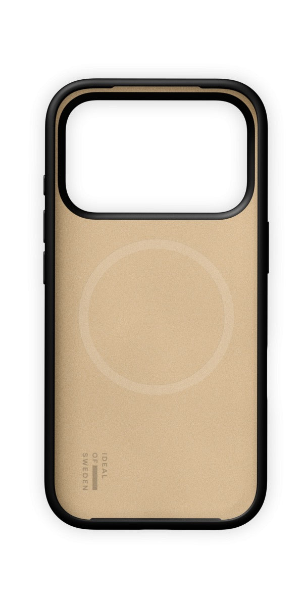 IPhone 17 Pro/18 Pro için tasarlanmış siyah renkli Ideal of Sweden MagSafe silikon kılıf, arka taraftan gösterilmiştir; beyaz bir arka plan üzerinde, üst kısımda büyük bir kamera açıklığı ve ortada ince bir dairesel çerçeve yer almaktadır.