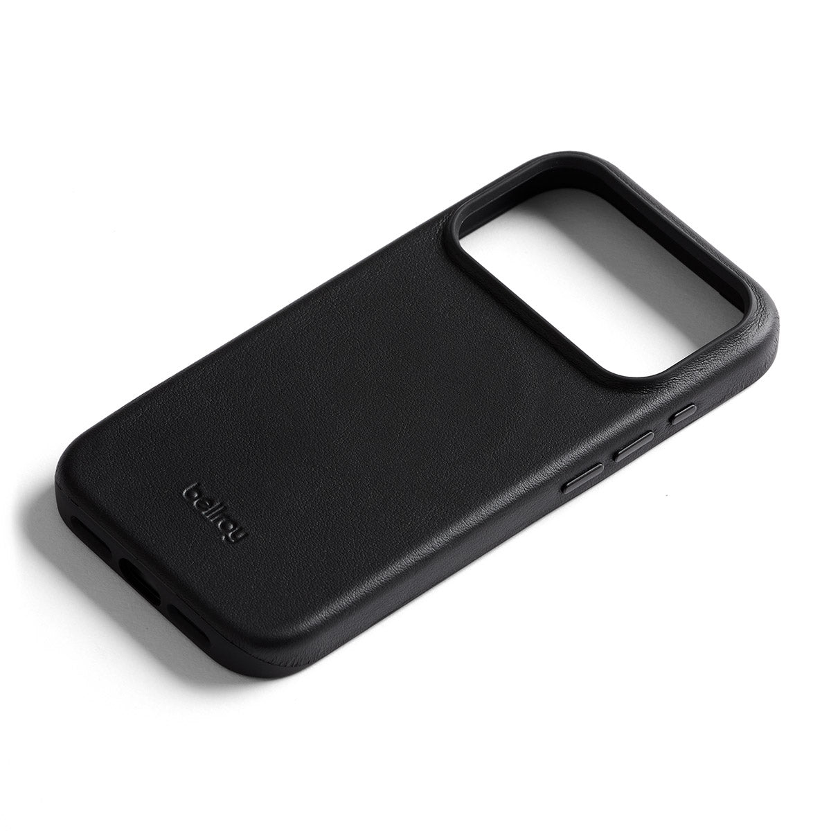 Eine Bellroy-Hülle – „0 Card“ für das iPhone 17 Pro in Schwarz – ist auf weißem Hintergrund abgebildet. Diese speziell für das iPhone 17 Pro entwickelte Hülle verfügt über präzise Aussparungen für Kamera, Tasten und Anschlüsse, während ihre MagSafe-Kompatibilität eine nahtlose Verbindung mit Ladegeräten und Zubehör ermöglicht. Der Markenname „Bellroy“ ist dezent in der unteren linken Ecke eingeprägt.