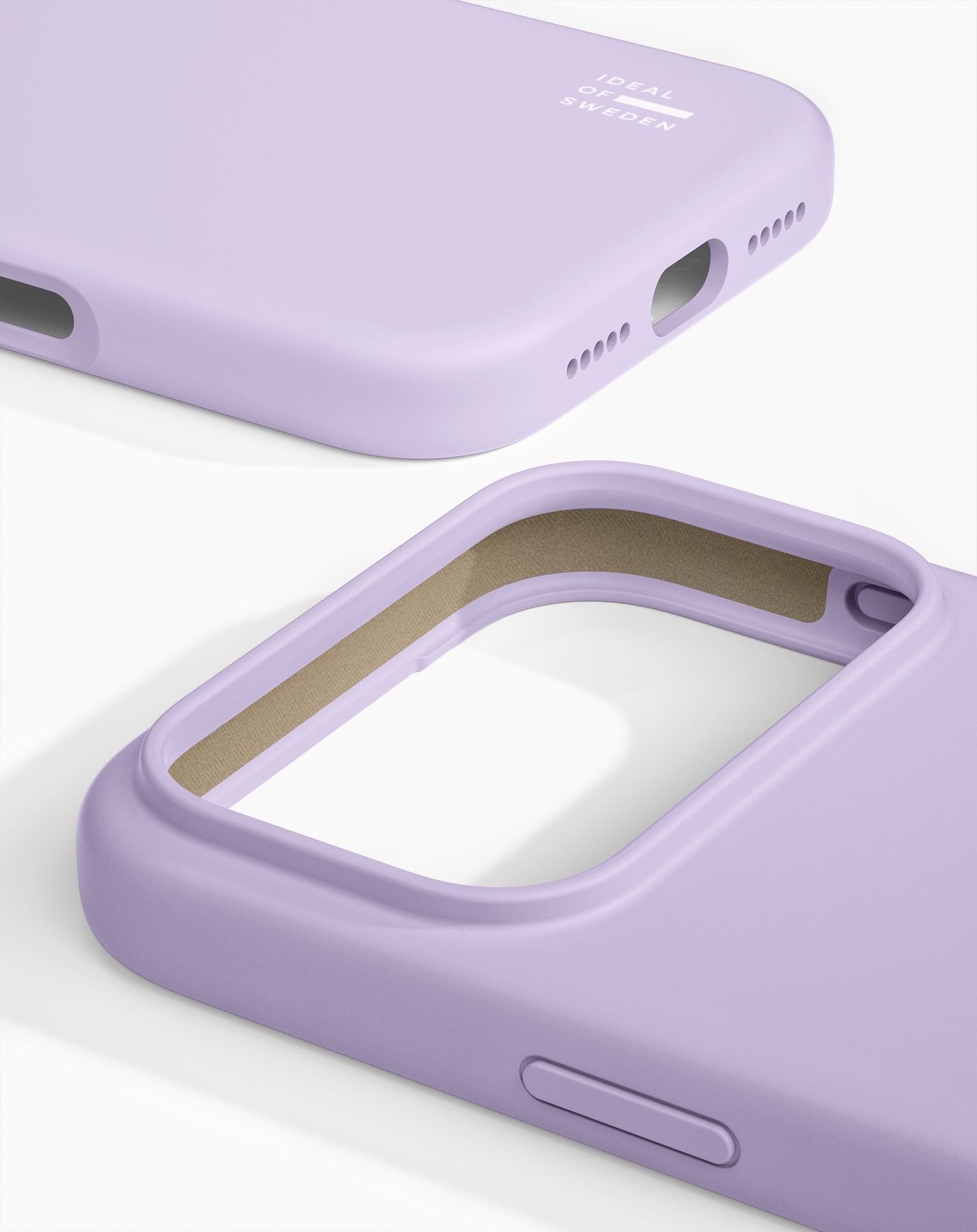 IPhone 17 Pro/18 Pro ile uyumlu, Lavender Milk renginde iki adet Ideal of Sweden MagSafe özellikli silikon kılıf, beyaz bir arka plan üzerinde görülüyor. İskandinav tasarımına sahip pastel mor rengiyle dikkat çeken kılıflar, kamera açıklığı, şarj girişi ve yan düğmeler gibi detayları ön plana çıkarıyor. Pürüzsüz yüzeyi, şık ve işlevsel bir dokunuş sağlıyor.