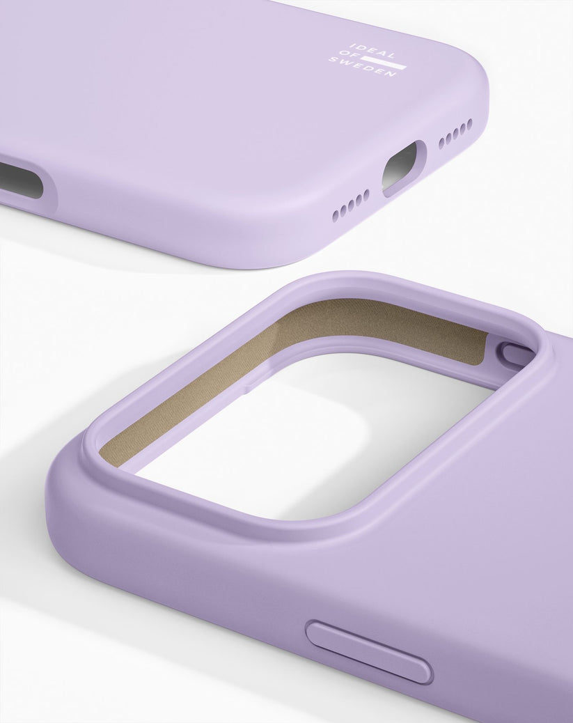 IPhone 17 Pro/18 Pro ile uyumlu, Lavender Milk renginde iki adet Ideal of Sweden MagSafe özellikli silikon kılıf, beyaz bir arka plan üzerinde görülüyor. İskandinav tasarımına sahip pastel mor rengiyle dikkat çeken kılıflar, kamera açıklığı, şarj girişi ve yan düğmeler gibi detayları ön plana çıkarıyor. Pürüzsüz yüzeyi, şık ve işlevsel bir dokunuş sağlıyor.