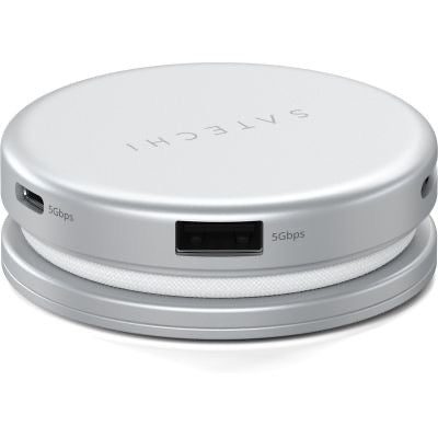 Ein silberner, runder „Satechi OntheGo 5-in-1 Multiport Adapter“ von Satechi mit zwei USB-Anschlüssen, die an der Seite mit „5 Gbps“ beschriftet sind, und einem weißen Kabel, das ordentlich um den Sockel gewickelt ist.