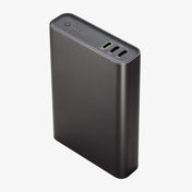 Mophie markalı siyah renkli mophie Powerstation Pro 20K - Schwarz taşınabilir şarj cihazının üst kenarında bir adet USB-C hızlı şarj bağlantı noktası ve iki adet USB-A bağlantı noktası bulunmaktadır. Dört adet LED gösterge ışığı, 20.000 mAh kapasiteli bataryanın kalan şarj seviyesini gösterir. Ürün, düz beyaz bir arka plan üzerinde sergilenmektedir.