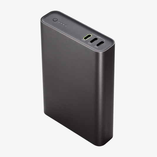 Eine schwarze „mophie Powerstation Pro 20K – Schwarz“ Powerbank von mophie verfügt an der Oberkante über drei Anschlüsse – einen USB-C-Schnellladeanschluss und zwei USB-A-Anschlüsse. Vier LED-Anzeigen zeigen den verbleibenden Ladezustand des Akkus mit einer Kapazität von 20.000 mAh an. Das Produkt ist vor einem schlichten weißen Hintergrund abgebildet.