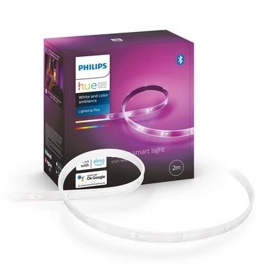 Ein Philips Hue LightStrip Plus Basis 2m RGBW 1600lm V4 von Philips ist vor der lilafarbenen Box aufgerollt, die die Kompatibilität mit Alexa, Google Assistant, Bluetooth und der benutzerfreundlichen Hue-App präsentiert.