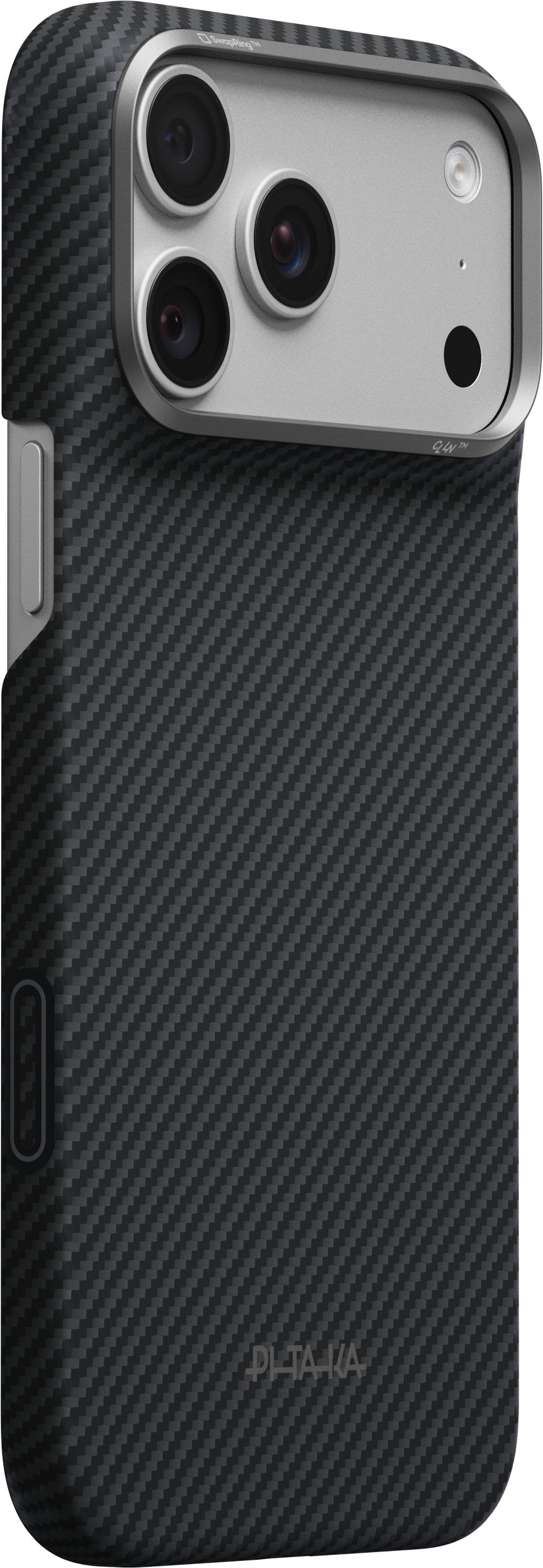 Karbon fiber dokulu tasarımı ve ultra ince koruyucu kılıfı ile öne çıkan, iPhone 17 Pro Max/18 Pro Max için siyah renkli şık bir PITAKA Aramid Edge Kılıf, üç kamera merceği ve flaş için hassas kesimlere sahip bir akıllı telefonu sararken gösterilmektedir. Kılıfın alt kısmında, PITAKA markası açıkça görülüyor.