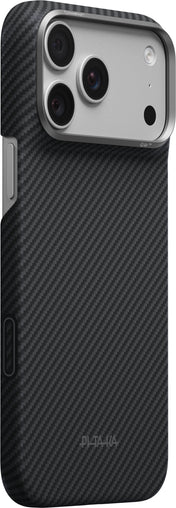 Karbon fiber dokulu tasarımı ve ultra ince koruyucu kılıfı ile öne çıkan, iPhone 17 Pro Max/18 Pro Max için siyah renkli şık bir PITAKA Aramid Edge Kılıf, üç kamera merceği ve flaş için hassas kesimlere sahip bir akıllı telefonu sararken gösterilmektedir. Kılıfın alt kısmında, PITAKA markası açıkça görülüyor.