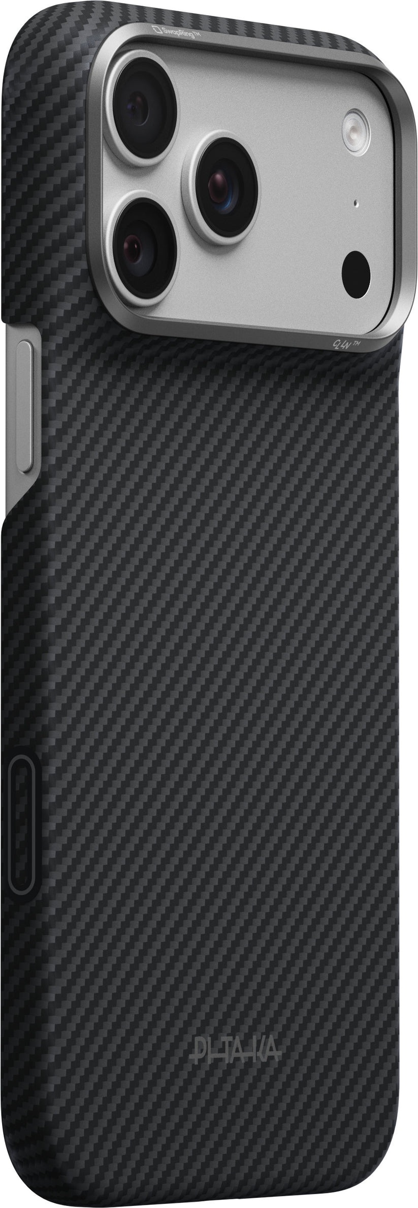 Karbon fiber dokulu tasarımı ve ultra ince koruyucu kılıfı ile öne çıkan, iPhone 17 Pro Max/18 Pro Max için siyah renkli şık bir PITAKA Aramid Edge Kılıf, üç kamera merceği ve flaş için hassas kesimlere sahip bir akıllı telefonu sararken gösterilmektedir. Kılıfın alt kısmında, PITAKA markası açıkça görülüyor.
