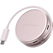 Ein runder, rosafarbener Satechi OntheGo 5-in-1-Multiport-Adapter mit zahlreichen Anschlussmöglichkeiten und einem kurzen, weißen, geflochtenen USB-C-Kabel, das an der Seite angebracht ist. Auf der Oberseite ist das Satechi-Logo zu sehen.