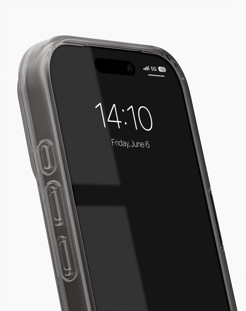 Hier ist der umformulierte Satz unter Verwendung Ihrer Produktdaten: Ein iPhone 17 Pro Max/18 Pro Max, elegant umhüllt von der „Transparente Hülle mit MagSafe“ von Ideal of Sweden in der Farbe „Tortoise“ und inspiriert vom skandinavischen Design, zeigt auf seinem schwarzen Sperrbildschirm mit dezenten Reflexionen die Uhrzeit 14:10 Uhr und das Datum Freitag, den 6. Juni an. Die schlanke Hülle hebt die Seitentasten des Smartphones hervor und bringt den charakteristischen Stil von Ideal of Sweden perfekt zur
