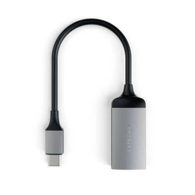 Der Satechi USB-C-zu-4K-HDMI-Adapter in Space Grau ist ein eleganter Adapter mit einem kurzen schwarzen Kabel, der sich durch ein raffiniertes Design in Silber und Grau auszeichnet. Er verfügt an einem Ende über einen USB-C-Anschluss und am anderen Ende über einen HDMI-Anschluss und ermöglicht so eine hochwertige 4K-Videoausgabe für Ihre Geräte.