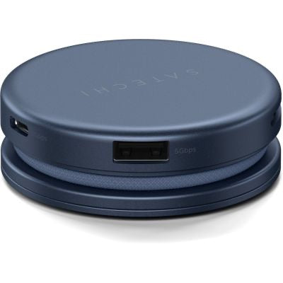 Ein eleganter, indigoblauer Satechi OntheGo 5-in-1-Multiport-Adapter von Satechi mit mehreren USB-Anschlüssen und dem auf der Oberseite eingeprägten Satechi-Logo liegt anmutig auf einer weißen Oberfläche und bietet vielseitige Anschlussmöglichkeiten für alle Ihre Geräte.