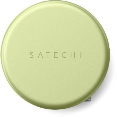 Ein rundes, hellgrünes Gerät mit dem Schriftzug „SATECHI“ in der Mitte, von oben betrachtet. Die glatte Oberfläche und ein kleiner metallischer Akzent am unteren Rand unterstreichen das moderne Design. Der kompakte und elegante Satechi OntheGo 5-in-1-Multiport-Adapter (Citrus) spiegelt Satechis Ruf für schlanke Technologie wider – eine ideale Wahl für alle, die nach einem modischen und funktionalen Multiport-Adapter suchen.