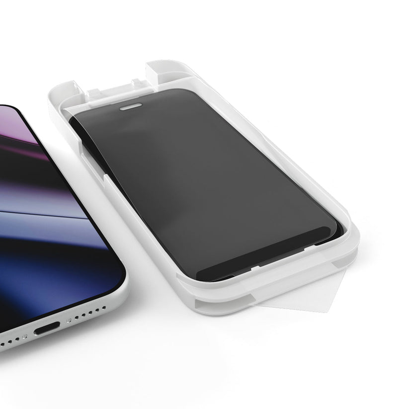 Beyaz plastik bir tepsinin üzerinde, parlak bir ekrana sahip başka bir telefonun yanında bir akıllı telefon duruyor. Bu tepsi, aslında Epico Anti Reflective Privacy-Panzerglas für iPhone 18 Pro Max ürününün beraberinde gelen bir montaj aracıdır; Epico’nun gelişmiş ekran koruyucusunu kolayca takmak için ideal bir aksesuar olup, cihazınız için daha fazla gizlilik ve koruma sağlar.