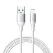 Metal fişlere sahip beyaz bir Joyroom USB-A - Lightning kablosu (1 m, 15 W, USB 2.0); fotoğrafta beyaz bir arka plan önünde uçları görünür şekilde sarılmış haliyle gösterilmiştir – cihazlarınızı hızlı bir şekilde şarj etmek için idealdir.