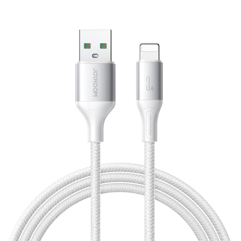 Metal fişlere sahip beyaz bir Joyroom USB-A - Lightning kablosu (1 m, 15 W, USB 2.0); fotoğrafta beyaz bir arka plan önünde uçları görünür şekilde sarılmış haliyle gösterilmiştir – cihazlarınızı hızlı bir şekilde şarj etmek için idealdir.