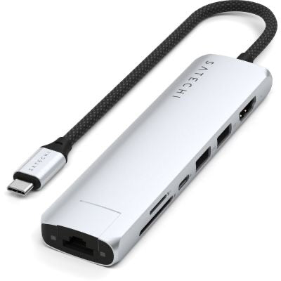 Der Satechi USB-C 7-in-1 Slim Multiport-Adapter mit Ethernet in Silber von Satechi bietet zahlreiche Anschlussmöglichkeiten, darunter Ethernet, USB, HDMI und SD-Kartensteckplätze, und verfügt über ein robustes, fest integriertes, geflochtenes USB-C-Kabel.