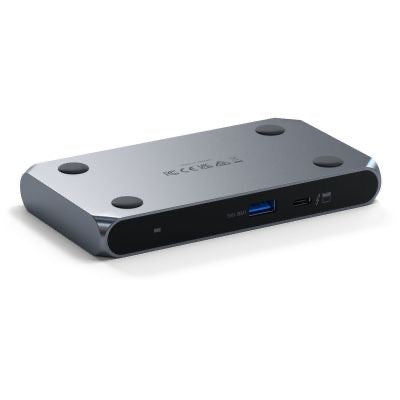 Der Satechi Thunderbolt 4 Slim Hub Pro in Space Grau ist eine rechteckige elektronische Dockingstation mit abgerundeten Kanten, die von Satechi entworfen wurde. Er bietet eine Vielzahl von Anschlussmöglichkeiten – darunter USB-, HDMI- und Stromanschlüsse –, die sich alle auf einer Seite befinden, während vier Gummifüße an der Unterseite für Stabilität sorgen. Dieser kompakte Thunderbolt-4-Hub gewährleistet eine nahtlose Anbindung all Ihrer Geräte.