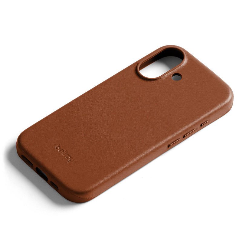 Eine Bellroy-Hülle für das iPhone 17 (0 Karten) in der Farbe „Rust“ – aus Leder, MagSafe-kompatibel und mit Aussparungen für Kamera und Seitentasten, abgebildet auf weißem Hintergrund. Das Markenlogo „bellroy“ ist unten links eingeprägt.