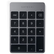Das „Satechi Slim Wireless Keypad Space Gray“ ist ein schlankes kabelloses Tastenfeld mit schwarzen Tasten für Zahlen, Rechenzeichen sowie die Funktionen „Löschen“, „Zurücksetzen“ und „Eingabe“, die alle in einem eleganten grauen Rahmen untergebracht sind.
