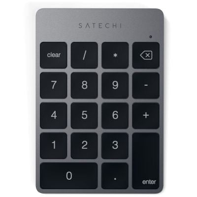 Das „Satechi Slim Wireless Keypad Space Gray“ ist ein schlankes kabelloses Tastenfeld mit schwarzen Tasten für Zahlen, Rechenzeichen sowie die Funktionen „Löschen“, „Zurücksetzen“ und „Eingabe“, die alle in einem eleganten grauen Rahmen untergebracht sind.