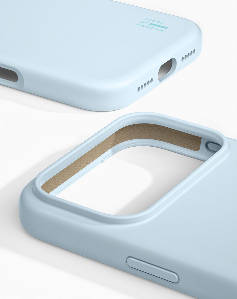 Zwei hellblaue Silikonhüllen von Ideal of Sweden mit MagSafe für das iPhone 17 Pro Max/18 Pro Max sind in Nahaufnahme auf weißem Hintergrund abgebildet, wobei ihre glatte Silikonoberfläche, die präzisen Aussparungen für Tasten, Anschlüsse und Kamera sowie das dezente Ideal of Sweden-Logo besonders hervorgehoben werden. Diese Hüllen zeichnen sich durch skandinavisches Design aus und sorgen für einen stilvollen Look, der Ihr Gerät perfekt ergänzt.