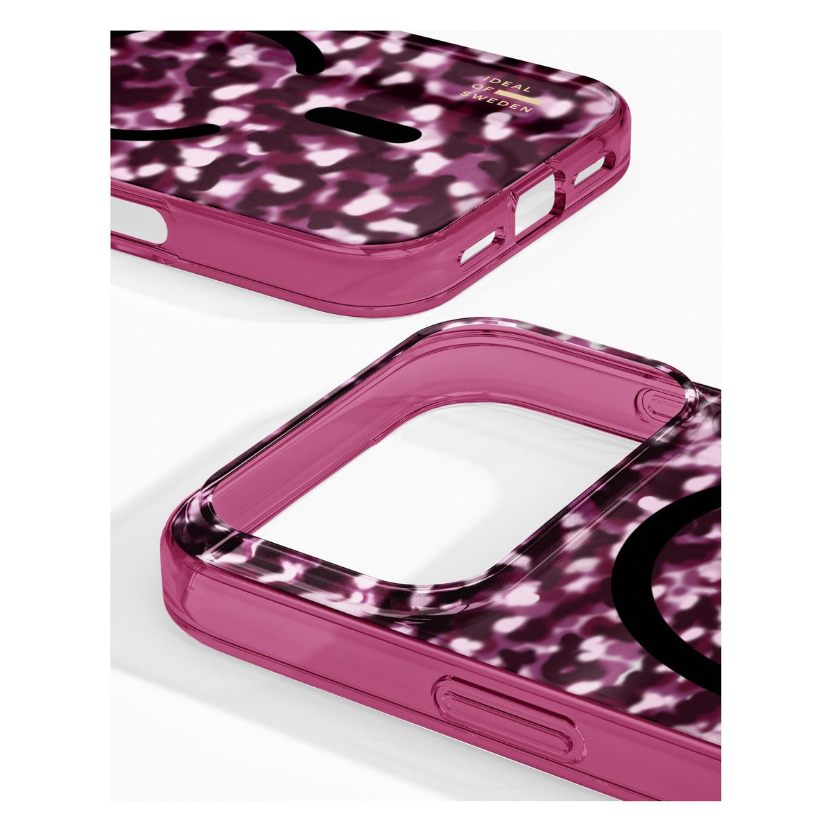 Zwei „Ideal of Sweden“ Transparente Hüllen mit MagSafe für das iPhone 17 Pro/18 Pro – Die „Cherry Crush“-Hüllen werden in Nahaufnahme gezeigt, wobei ihre leuchtenden Magenta-Töne, die abstrakten violetten und weißen Muster mit schwarzen, geschwungenen Akzenten, die strukturierten Oberflächen sowie die präzisen Ausschnitte für Tasten und Kamera besonders hervorgehoben werden – ganz im Sinne des skandinavischen Designs, das für die Marke „Ideal of Sweden“ charakteristisch ist.