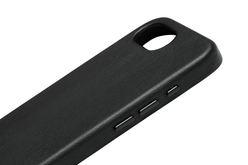 Nahaufnahme der Bellroy-Hülle „0 card“ für das iPhone 16e/17e in Schwarz, bei der die Seitentasten und die präzise Kameraaussparung vor weißem Hintergrund hervorgehoben werden. Diese elegante Hülle von Bellroy ist MagSafe-kompatibel und verbindet raffinierten Stil mit praktischer Funktionalität.