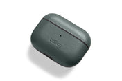 Eine dunkelgrüne Bellroy AirPods Jacket Pro (2. Generation) – Everglade aus hochwertigem Leder, geschlossen und von oben auf weißem Hintergrund abgebildet.