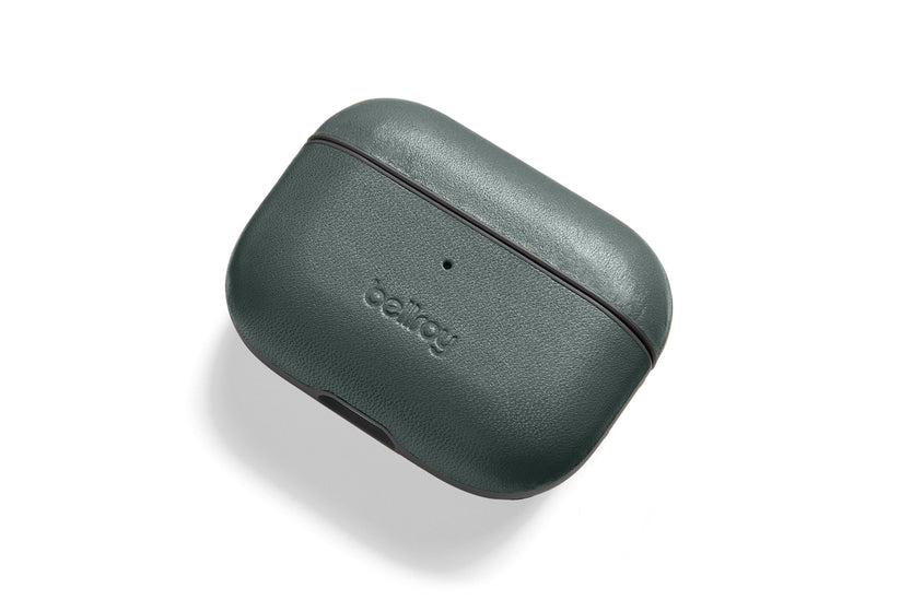 Eine dunkelgrüne Bellroy AirPods Jacket Pro (2. Generation) – Everglade aus hochwertigem Leder, geschlossen und von oben auf weißem Hintergrund abgebildet.