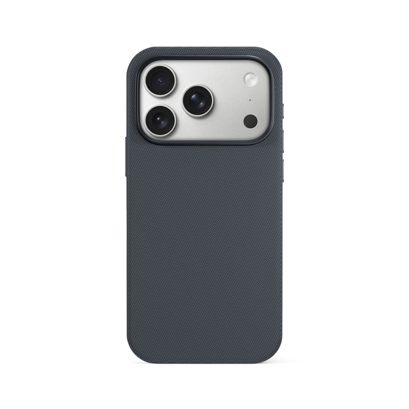 Auf einem Smartphone ist eine „Epico SolidWoven Pro“-Hülle für das iPhone 17 Pro/18 Pro in Schwarz zu sehen, die ihre dunkelgraue, strukturierte Oberfläche zeigt. Auf der Rückseite des Smartphones befinden sich drei Kameralinsen und ein Blitz in der oberen linken Ecke.