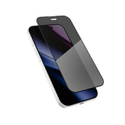 Ekranının üzerinde, takılmaya hazır halde duran, koyu renkli, kısmen şeffaf bir Epico Anti Reflective Privacy-Panzerglas ekran koruyucusu takılı bir iPhone 18 Pro Max — kurulum setiyle birlikte.