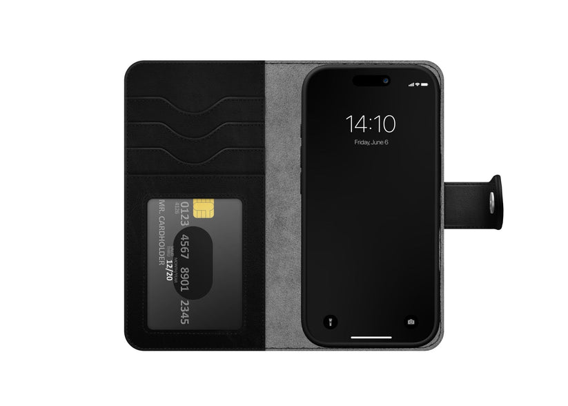 Ein iPhone 17 Pro/18 Pro ist in einer schwarzen Wallet-Hülle mit Kartenfächern abgebildet, auf dessen Startbildschirm der Startbildschirm zu sehen ist. In einem der Fächer auf der linken Seite der geöffneten Hülle ist eine Kreditkarte zu sehen, die perfekt mit der „Klapphülle mit MagSafe“ von Ideal of Sweden harmoniert und so einen sicheren und bequemen Alltag gewährleistet.