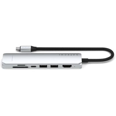 Ein silberfarbener Satechi USB-C 7-in-1 Slim Multiport-Adapter mit Ethernet-Anschluss, der über mehrere Anschlüsse wie HDMI, USB, einen Ethernet-Anschluss und Kartenleser-Steckplätze verfügt und mit einem schwarzen Kabel ausgestattet ist, liegt auf einem weißen Hintergrund.