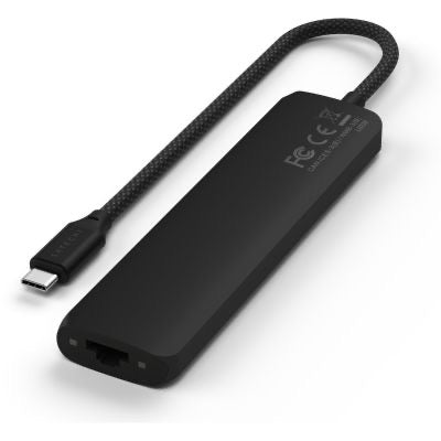 Der Satechi USB-C 7-in-1 Slim Multiport-Adapter mit Ethernet in Schwarz verfügt über ein geflochtenes Kabel, einen integrierten Ethernet-Anschluss und sichtbare Zulassungskennzeichnungen auf der Oberfläche.