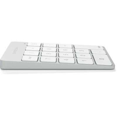 Ein „Satechi Slim Wireless Keypad Silver“ von Satechi mit 18 Tasten, darunter Ziffern- und Funktionstasten, ist schräg auf einer weißen Fläche abgebildet. Diese kompakte kabellose Zifferntastatur bietet Ihnen einen praktischen Ziffernblock für einfaches Tippen.