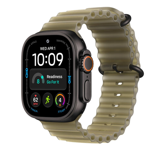 Apples 49-mm-Smartwatch mit einem halbtransparenten, seegrasgrünen „Ocean“-Armband und einem schwarzen Titangehäuse zeigt auf ihrem Display Uhrzeit, Datum, Herzfrequenz, Fitness-Bewertung und Fitness-Symbole an. Das Gehäuse verfügt über einen markanten Seitendrücker und einen orangefarbenen Akzent an der Krone, während die robuste Titan-Schließe für einen sicheren Sitz sorgt – ideal für einen aktiven Lebensstil und Wassersportbegeisterte.