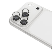 Nahaufnahme der hinteren Ecke eines weißen iPhones, auf der drei Kameralinsen mit Schutzringen und ein Blitz zu sehen sind. Das Smartphone besticht durch ein elegantes, modernes Design, das durch den Epico Kameraschutz für iPhone 17 Pro/18 Pro – einschließlich Schutz für die gesamte Kameraleiste – für optimalen Linsenschutz ergänzt wird.
