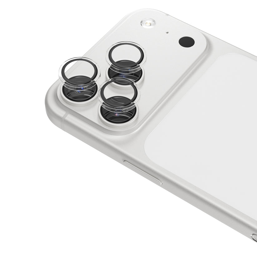 Nahaufnahme der hinteren Ecke eines weißen iPhones, auf der drei Kameralinsen mit Schutzringen und ein Blitz zu sehen sind. Das Smartphone besticht durch ein elegantes, modernes Design, das durch den Epico Kameraschutz für iPhone 17 Pro/18 Pro – einschließlich Schutz für die gesamte Kameraleiste – für optimalen Linsenschutz ergänzt wird.