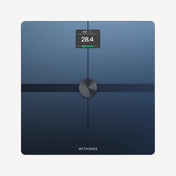 Die Withings Body SMART WLAN-Körperwaage in Schwarz verfügt über eine dunkelblaue Oberfläche, einen zentralen Kreis und ein kleines Display, auf dem der Körperfettanteil (FAT %) und der Wert 28,4 angezeigt werden. Sie eignet sich ideal für die Körperanalyse und die Gewichtskontrolle; der Markenname WITHINGS ist unten deutlich zu erkennen.