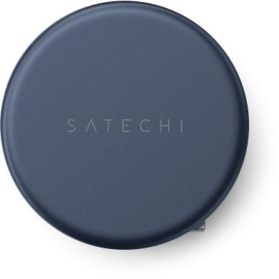 Ein elegantes, rundes kabelloses Ladegerät in Indigo mit dem SATECHI-Logo in der Mitte besticht durch ein schliches, minimalistisches Design und verfügt über einen unauffälligen Ladeanschluss an der Seite – in Kombination mit Geräten wie dem Satechi OntheGo 5-in-1-Multiport-Adapter (Indigo) für erweiterte Anschlussmöglichkeiten ist es der ideale Begleiter für Ihren Arbeitsplatz.