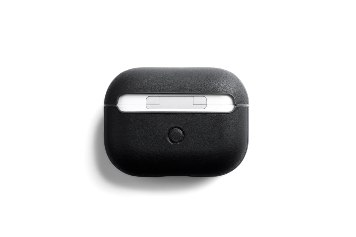Ein geschlossenes, kabelloses Etui „Bellroy AirPods Jacket Pro“ (2. Generation) in Schwarz mit weißem Rand, von oben auf weißem Hintergrund abgebildet.