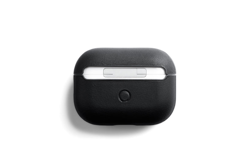 Ein geschlossenes, kabelloses Etui „Bellroy AirPods Jacket Pro“ (2. Generation) in Schwarz mit weißem Rand, von oben auf weißem Hintergrund abgebildet.