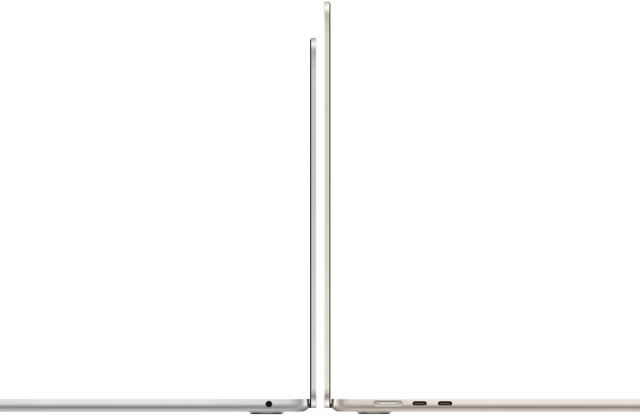 Seitenansicht von geöffneten 13&quot und 15&quot MacBook Air Modellen in Silber und Polarstern, die mit den Rückseiten zueinander stehen